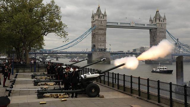 מטח כבוד על רקע הגשר הלונדוני המפורסם (צילום: AFP) (צילום: AFP)