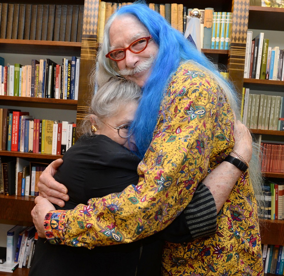 Dr. Patch Adams hugging Nechama Rivlin (Photo: Mark Neiman/GPO)