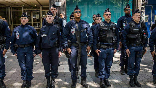 שוטרים ברחובות פריז למחרת הפיגוע (צילום: EPA) (צילום: EPA)