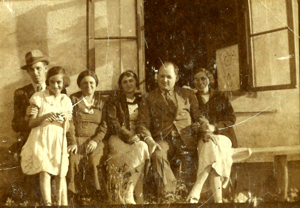 משפחת לוב בשנות ה-30 בכפר הידלמאש. מימין לשמאל: הלן, איז'ו (הדוד), בורישקה, לייבה, גולדי ושוני (באדיבות המשפחה) (באדיבות המשפחה)
