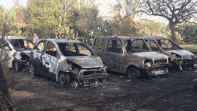 מכוניות שעלו באש בשדה ורבורג  (צילום: דוברות כבאות והצלה) (צילום: דוברות כבאות והצלה)