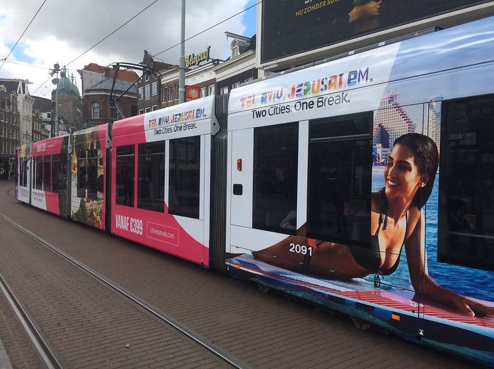 חשמלית באמסטרדם עם כרזת הקמפיין (צילום: משרד התיירות) (צילום: משרד התיירות)