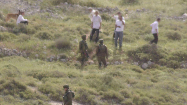 עימות בין מתנחלים שתקפו פלסטינים לחיילי צה"ל (צילום: זכריא סדה - רבנים לזכויות אדם) (צילום: זכריא סדה - רבנים לזכויות אדם)