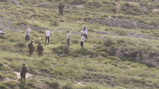 מתנחלים תוקפים פלסטינים כפי שתועדו בסוף השבוע (צילום: זכריא סדה - רבנים לזכויות אדם) (צילום: זכריא סדה - רבנים לזכויות אדם)