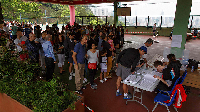 אזרחים צרפתים מצביעים בקלפי בהונג קונג (צילום: AFP) (צילום: AFP)