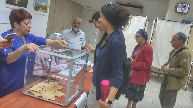 At the ballot box in Netanya (Photo:Hagai Dekel)