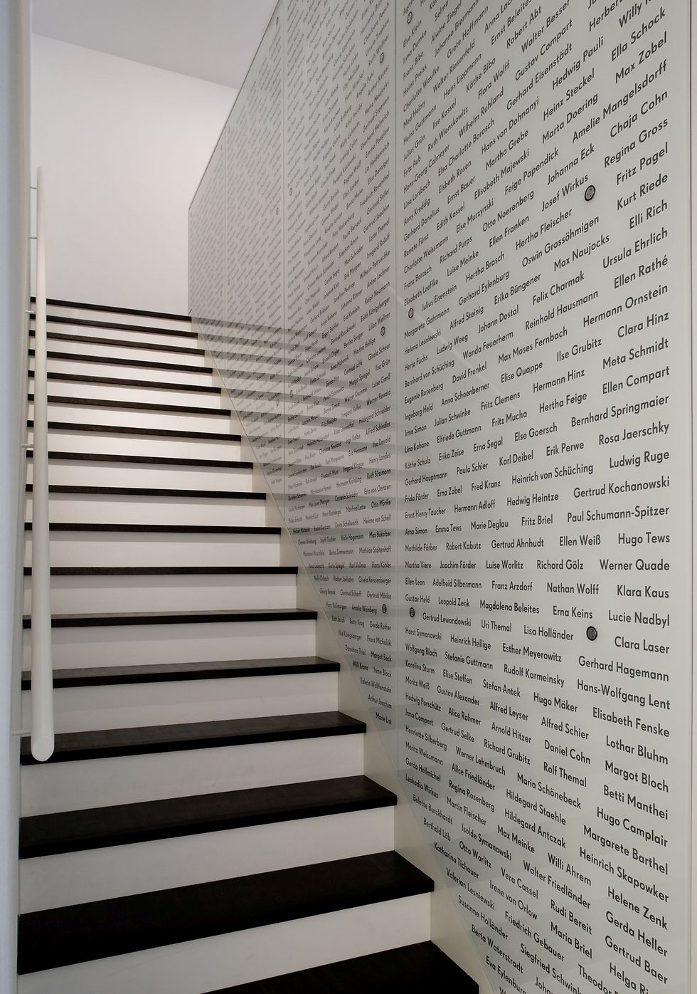המדרגות וקיר שמות המצילים במוזיאון הגיבורים ()