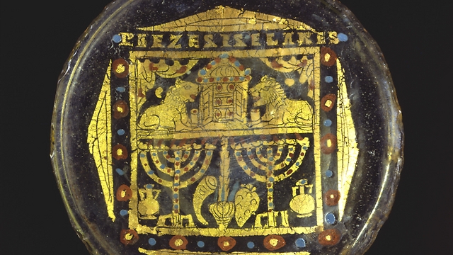 זכוכית זהב יהודית רומית מהמאה הרביעית לספירה. בעליה הפולנים מצאו אותה במוזיאון ישראל, ולאחר שקיבלו אותה, תורם קנה אותה עבור המוזיאון  ()