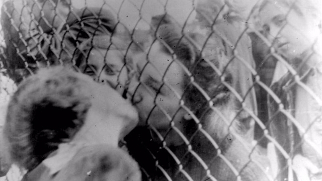 שתי נשים יהודיות מתנשקות מבעד לגדר בגטו לודז'. צילום: מנדל גרוסמן, באדיבות "יד ושם" (צילום: באדיבות אתר יד ושם) (צילום: באדיבות אתר יד ושם)