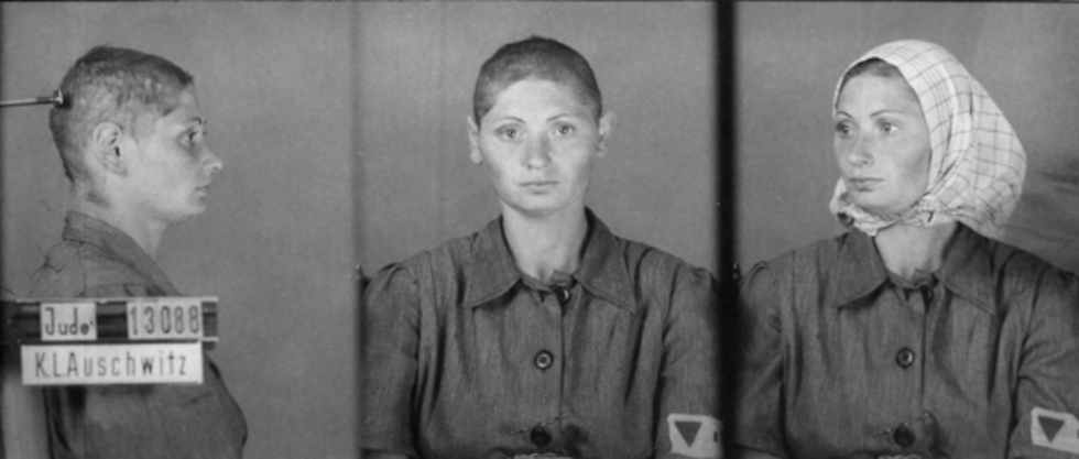 אסירה יהודיה לאחר גילוח שיערה באושוויץ (צילום: מתוך אתר יד ושם) (צילום: מתוך אתר יד ושם)