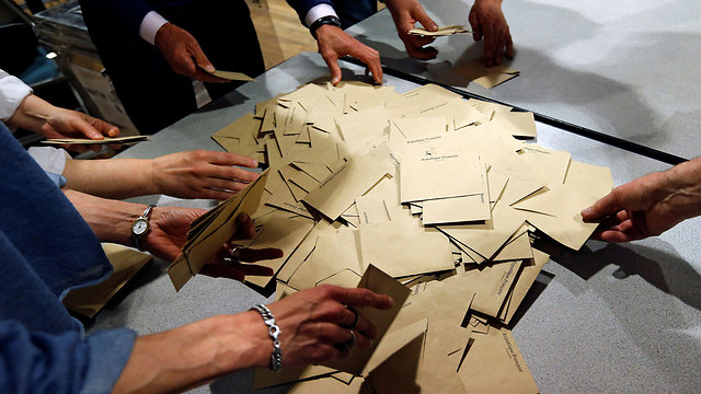 Counting the ballots in France (Photo: Reuters)
