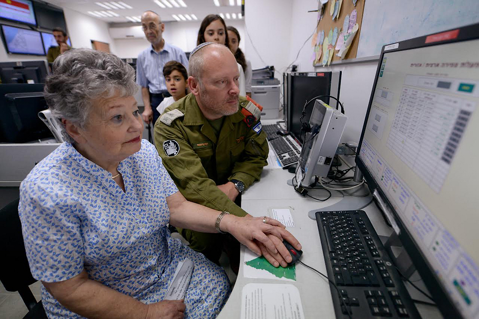 Stephanie Portnoy and her son Lt. Col. (res.) Yoni Portnoy activating the siren (Photo: IDF Spokesperson's Office)