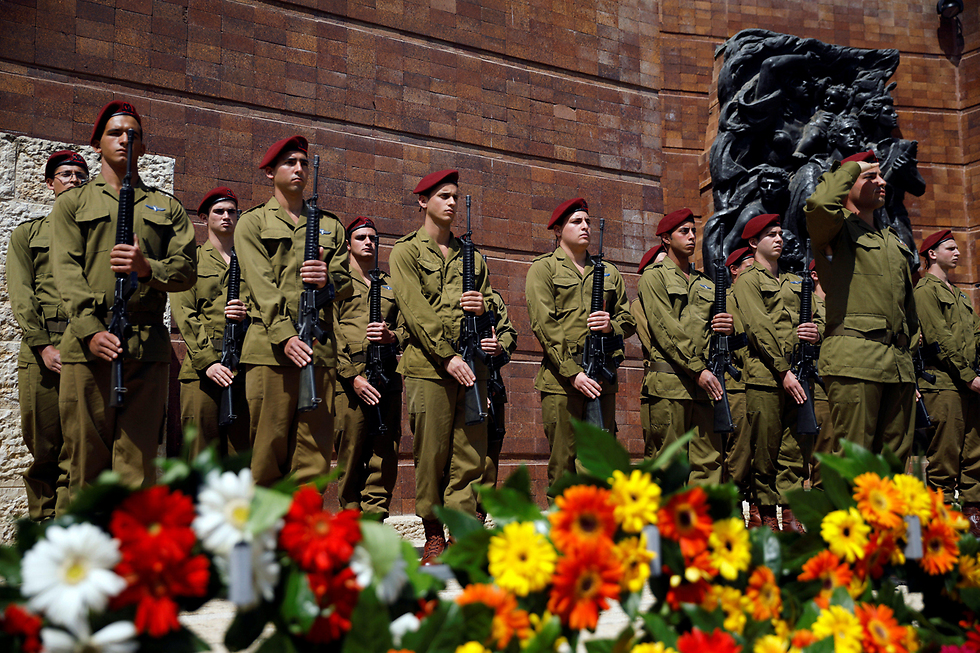 Wreath-laying ceremony at Yad Vashem (Photo: Reuters) (צילום: רויטרס)