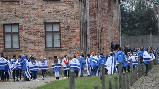 מתאר כיצד בני נוער במסעות לפולין משתאים מהיעילות והנחישות של המנגנון הנאצי והכוח מתפרש כסטייל. מצעד החיים באושוויץ (צילום: מוטי קמחי) (צילום: מוטי קמחי)