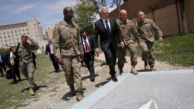 שר ההגנה האמריקני ג'יימס מאטיס בביקור באפגניסטן (צילום: gettyimages) (צילום: gettyimages)