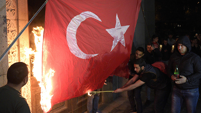 מפגינים ארמנים שורפים את דגל טורקיה. אנקרה מסרבת להכיר באחריות (צילום: AFP) (צילום: AFP)