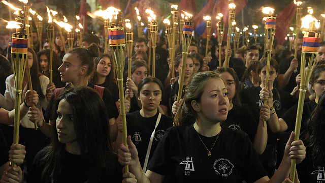 צעדת לפידים בערב יום הזיכרון לרצח העם הארמני (צילום: AFP) (צילום: AFP)