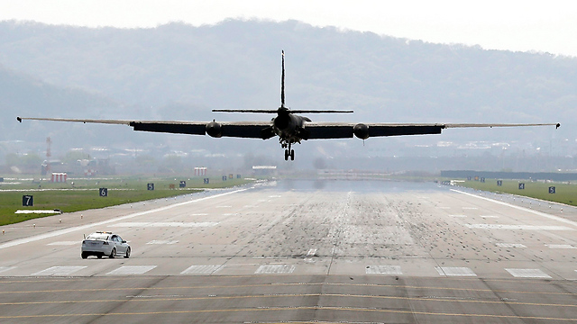 מטוס ריגול אמריקני נוחת בבסיס של צבא ארה"ב בדרום קוריאה (צילום: EPA) (צילום: EPA)