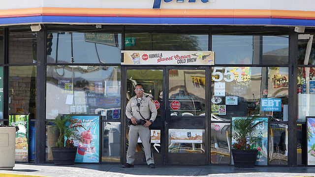 חנות הנוחות שבה אירע הרצח השני (צילום: AP, Bizuayehu Tesfaye/Las Vegas Review-Journal) (צילום: AP, Bizuayehu Tesfaye/Las Vegas Review-Journal)