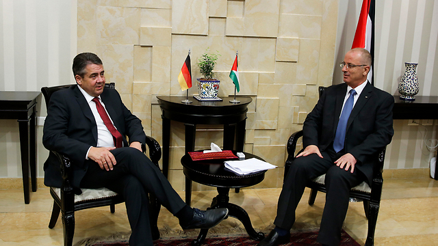 גבריאל עם ראש הממשלה הפלסטיני ראמי חמדאללה, היום (צילום: AP) (צילום: AP)