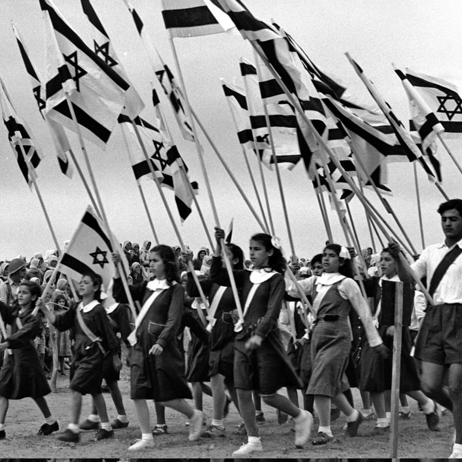 7 במאי, 1949 . ילדי כפרי המשולש צועדים ברחובות טירה עם דגלי ישראל, מציינים את העברת הכפרים למדינת ישראל 7 במאי, 1949 . ילדי כפרי המשולש צועדים ברחובות טירה עם דגלי ישראל, מציינים את העברת הכפרים למדינת ישראל