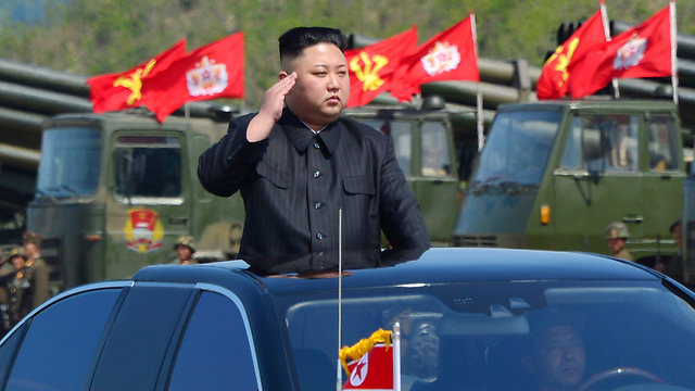 שליט צפון קוריאה קים ג'ונג און משקיף על התרגיל הענקי של ארצו (צילום: רויטרס) (צילום: רויטרס)