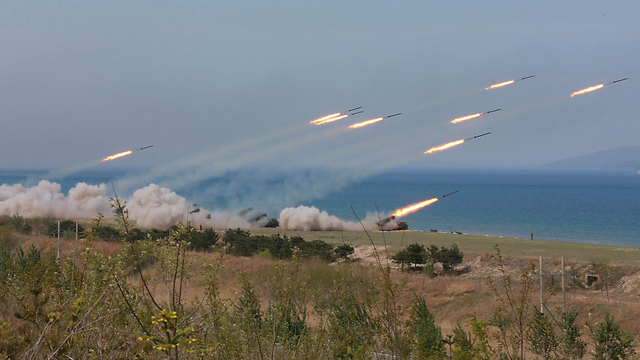 ירי טילים צפון קוריאני בתרגיל (צילום: רויטרס) (צילום: רויטרס)