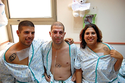 טיראן, יניב ונתנאל לפני ההשתלה. שלושת האחים הורדמו במקביל (צילום: אלבום פרטי)