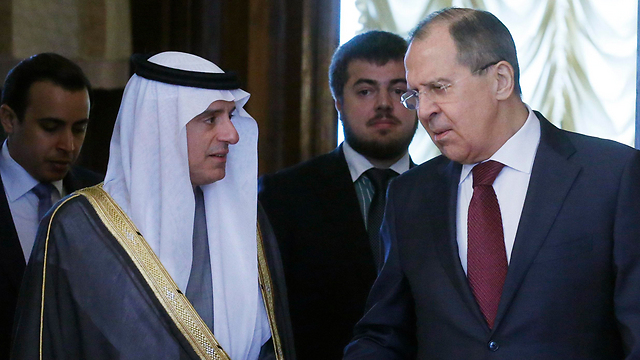 Russian Foreign Minister Sergey Lavrov (R) and his Saudi counterpart Adel al-Jubeir (Photo: EPA)