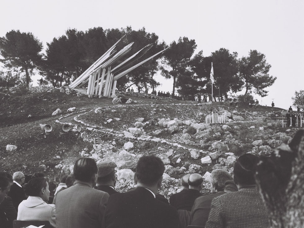 רק במארס 1967, כשלושה חודשים לפני שחיילי צה''ל ישעטו שוב בדרך לירושלים, נחנכה האנדרטה שמנציחה את הרוגי הדרך לירושלים במלחמת השחרור (צילום: אילן ברונר, לע"מ)