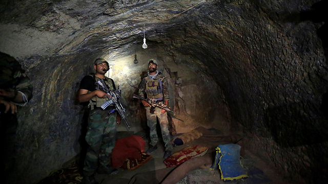 לוחמים אפגנים במערה ששימשה את לוחמי דאעש (צילום: רויטרס) (צילום: רויטרס)