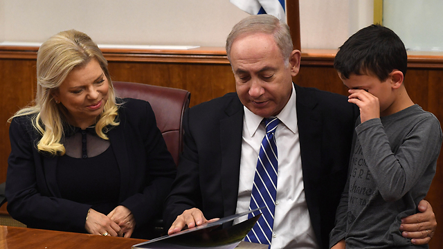 Prime Minister Netanyahu and Sara Netanyahu with an orphan (Photo: Kobi Gideon/GPO)