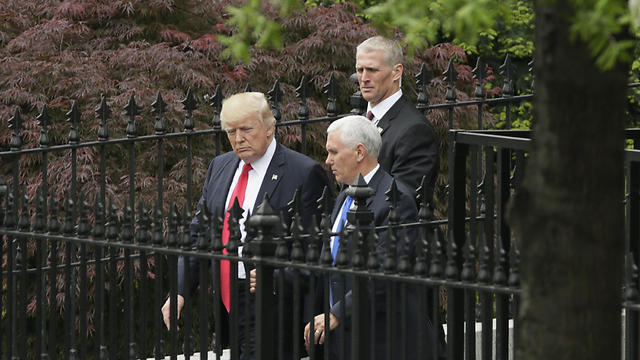 טראמפ וסגנו יוצאים מהתדרוך בבית הלבן (צילום: רויטרס) (צילום: רויטרס)
