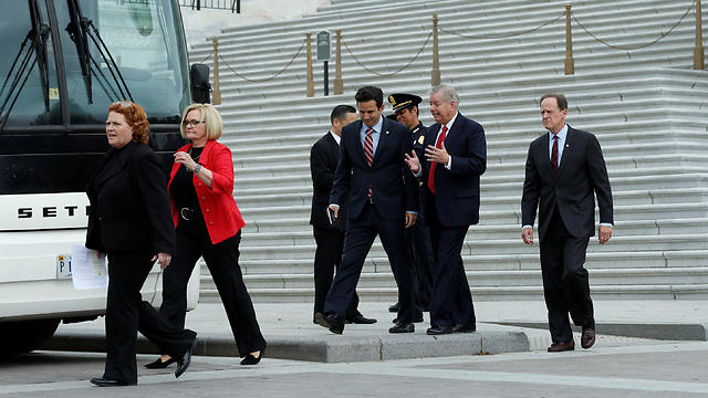 הסנאטורים בדרך לאוטובוס שייקח אותם מגבעת הקפיטול לבית הלבן (צילום: רויטרס) (צילום: רויטרס)