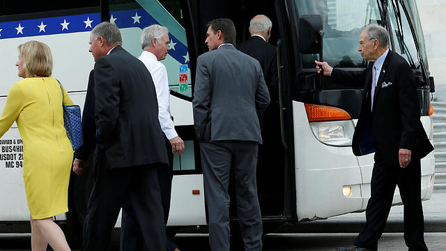 הסנאטורים בדרך לבית הלבן (צילום: רויטרס) (צילום: רויטרס)