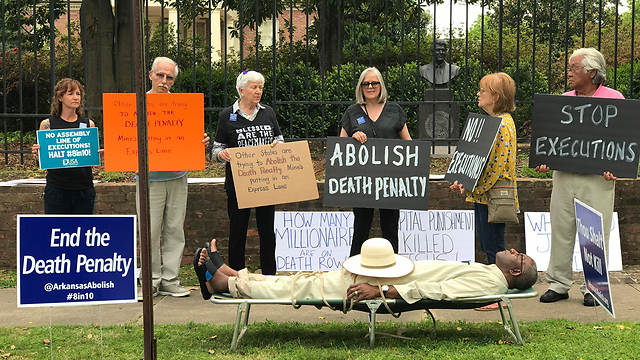 מפגינים נגד עונש המוות בארקנסו  (צילום: AP) (צילום: AP)