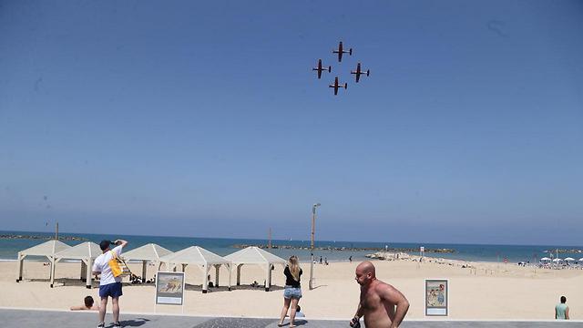 תרגול לקראת המטס ביום העצמאות, בחוף הים בתל אביב (צילום: מוטי קמחי) (צילום: מוטי קמחי)