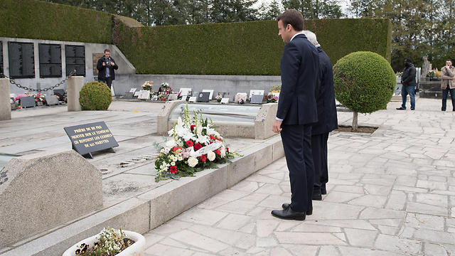 Emmanuel Macron and Robert Hébras at the municipal cemetery before the memorial to the inhabitants exterminated by the Waffen-SS (Photo: EPA) 
