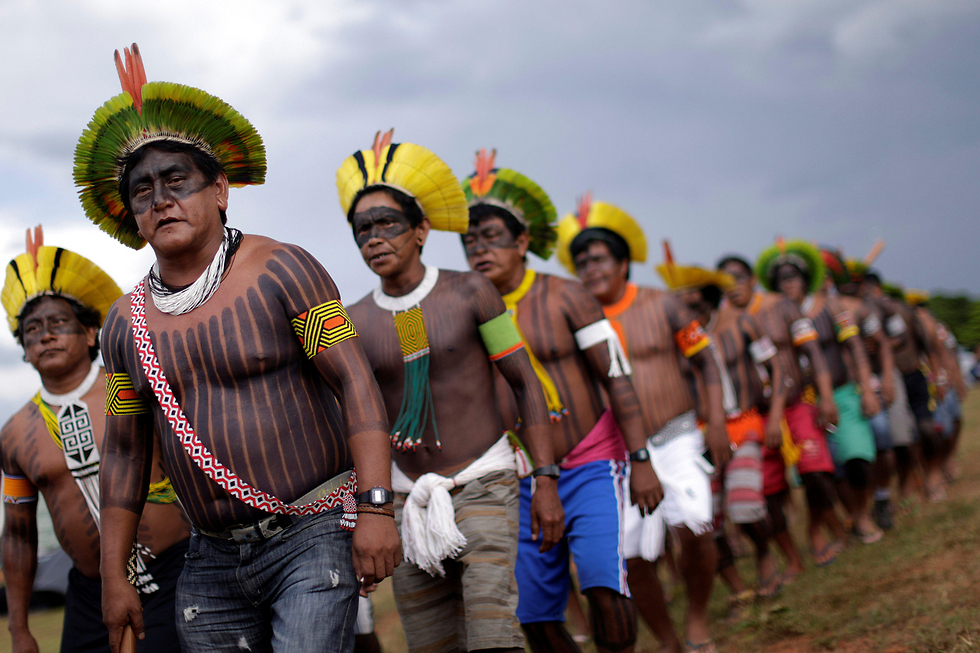 הפגנת ילידים בברזיליה נגד נשיא ברזיל מישל טמר במחאה על פגיעה בזכויותיהם (צילום: רויטרס) (צילום: רויטרס)