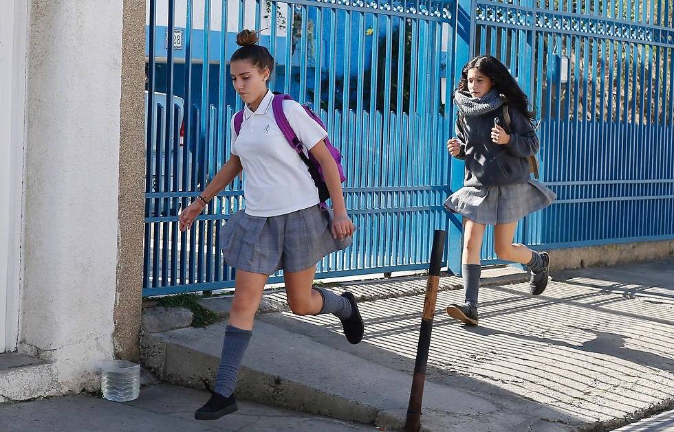 תלמידות ממהרות לביתן בעקבות רעידות האדמה (צילום: רויטרס) (צילום: רויטרס)