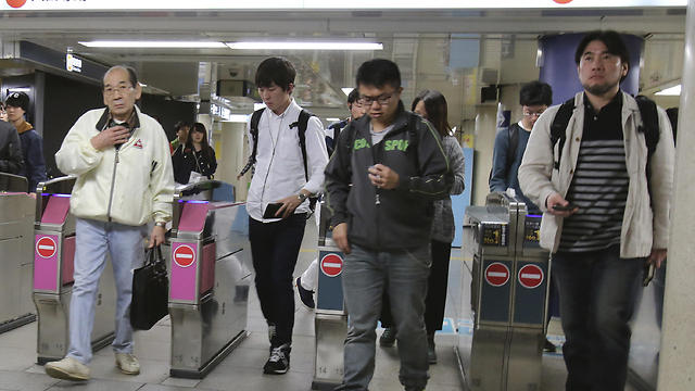 יפן השביתה לראשונה קו ברכבת התחתית מחשש לפגיעה (צילום: AP) (צילום: AP)