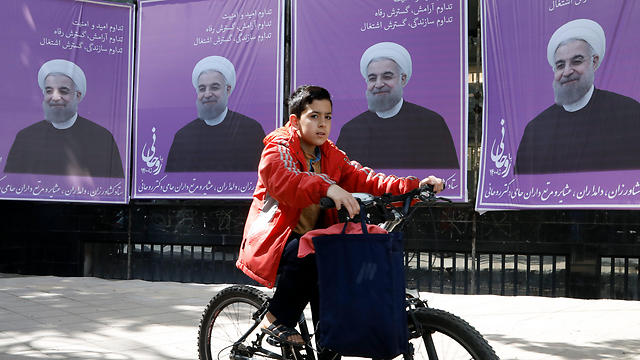 כרזת בחירות של רוחאני באיראן (צילום: EPA) (צילום: EPA)