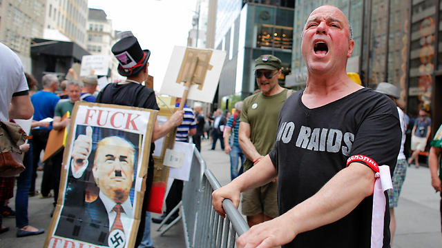 עם צלב קרס. ביום המאה: מפגינים נגד טראמפ בניו יורק (צילום: AFP) (צילום: AFP)