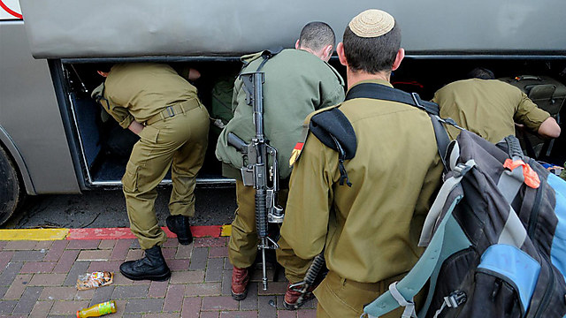 Soldiers returning to military bases (Photo: Yaron Brener)