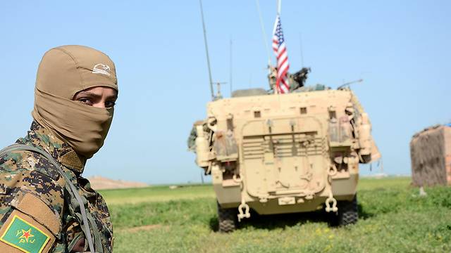 לוחם כורדי עם הכוחות האמריקניים בצפון סוריה. איש לא יגיד תודה (צילום: EPA) (צילום: EPA)