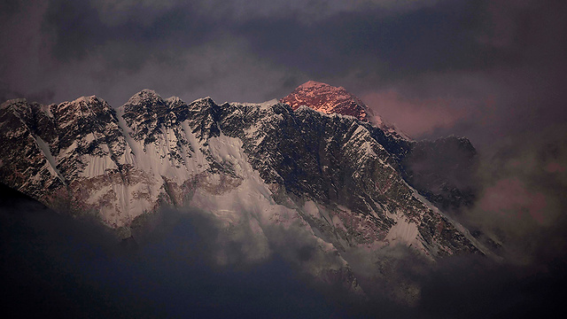 הר נופסטה בנפאל, והר האוורסט מאחוריו (צילום: AP) (צילום: AP)