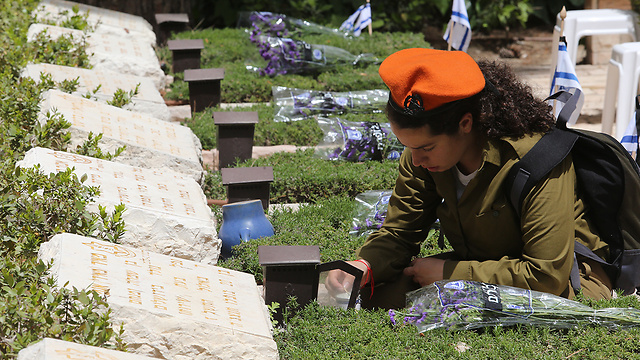 מניחים נרות ופרחים על קברי חללי מערכות ישראל בהר הרצל (צילום: גיל יוחנן) (צילום: גיל יוחנן)