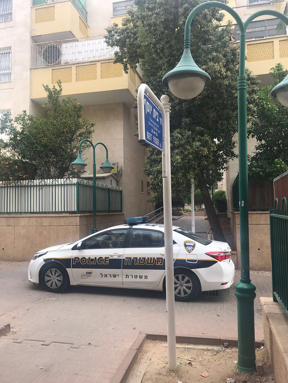 ניידת משטרה ליד גן הילדים שבו אירע האסון (צילום: דוברות המשטרה) (צילום: דוברות המשטרה)