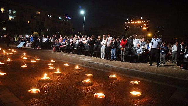 טקס יום הזיכרון בכיכר רבין בתל אביב (צילום: מוטי קמחי) (צילום: מוטי קמחי)