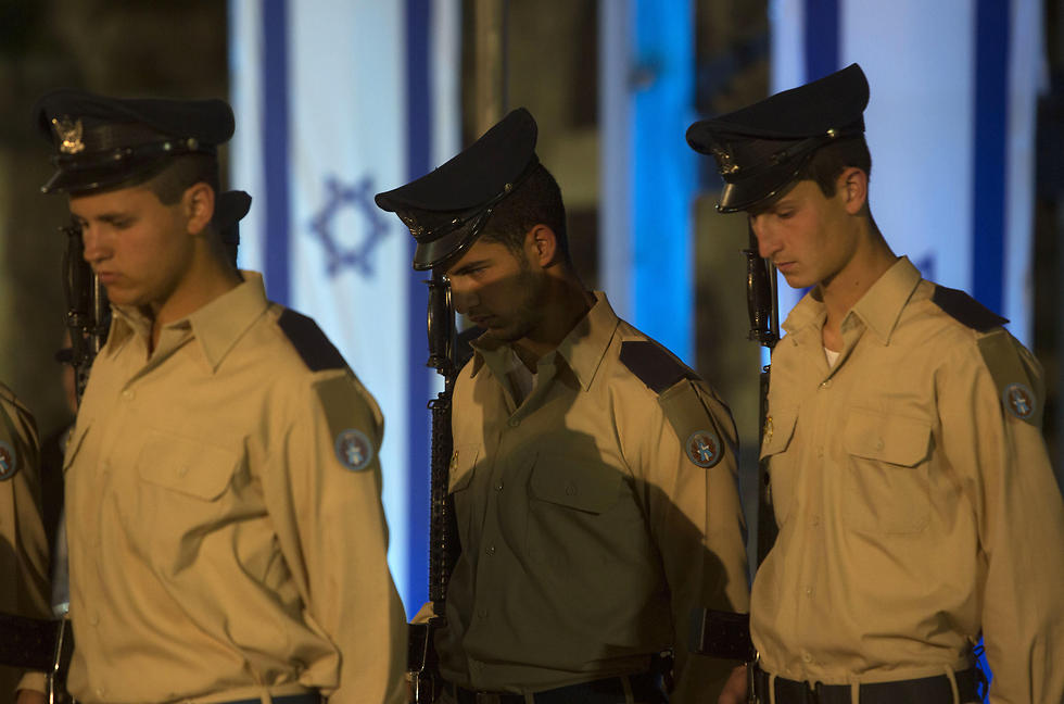 Israeli soldiers observe a minute of silence during theh ceremony marking Memorial Day at the Western Wall (Photo: AP)